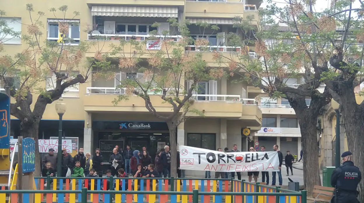 El grupo de vecinos que increpó a Arrimadas, esta mañana en Torroella