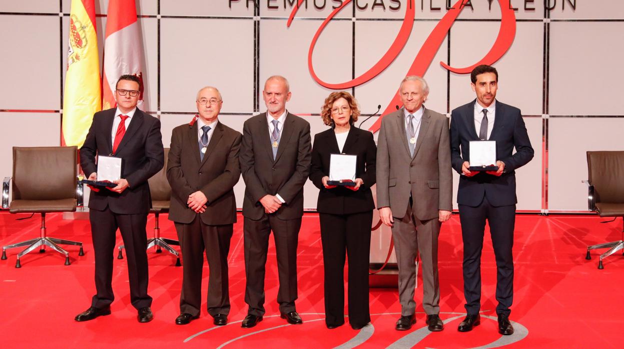 Foto de familia de los galardonados tras la entrega de los Premios Castilla y León