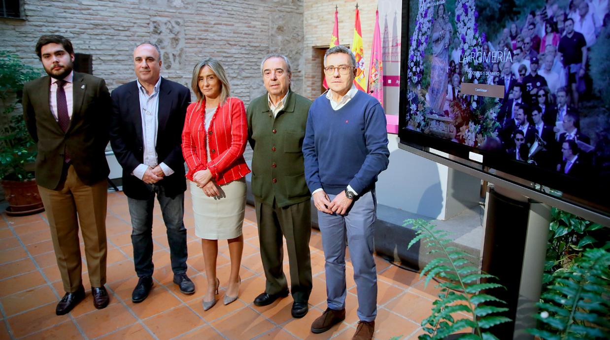 La alcaldesa de Toledo, Milagros Tolón, ha estado acompañada por el presidente de la Cofradía y el tesorero, Juan José Gómez y Jacinto García