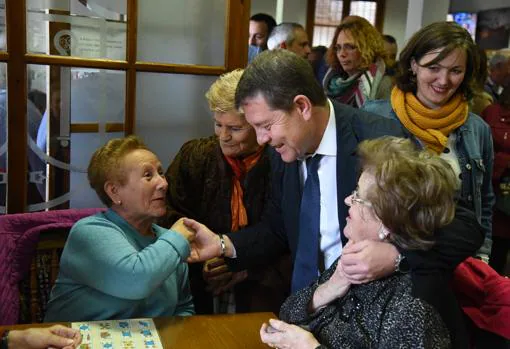 Page saluda a una vecina de Camarena en el Hogar del Jubilado PSOE