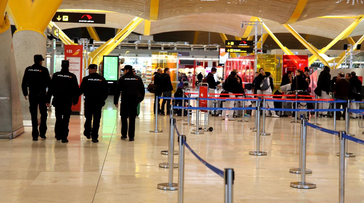 Policías de patrulla en el aeropuerto de Barajas