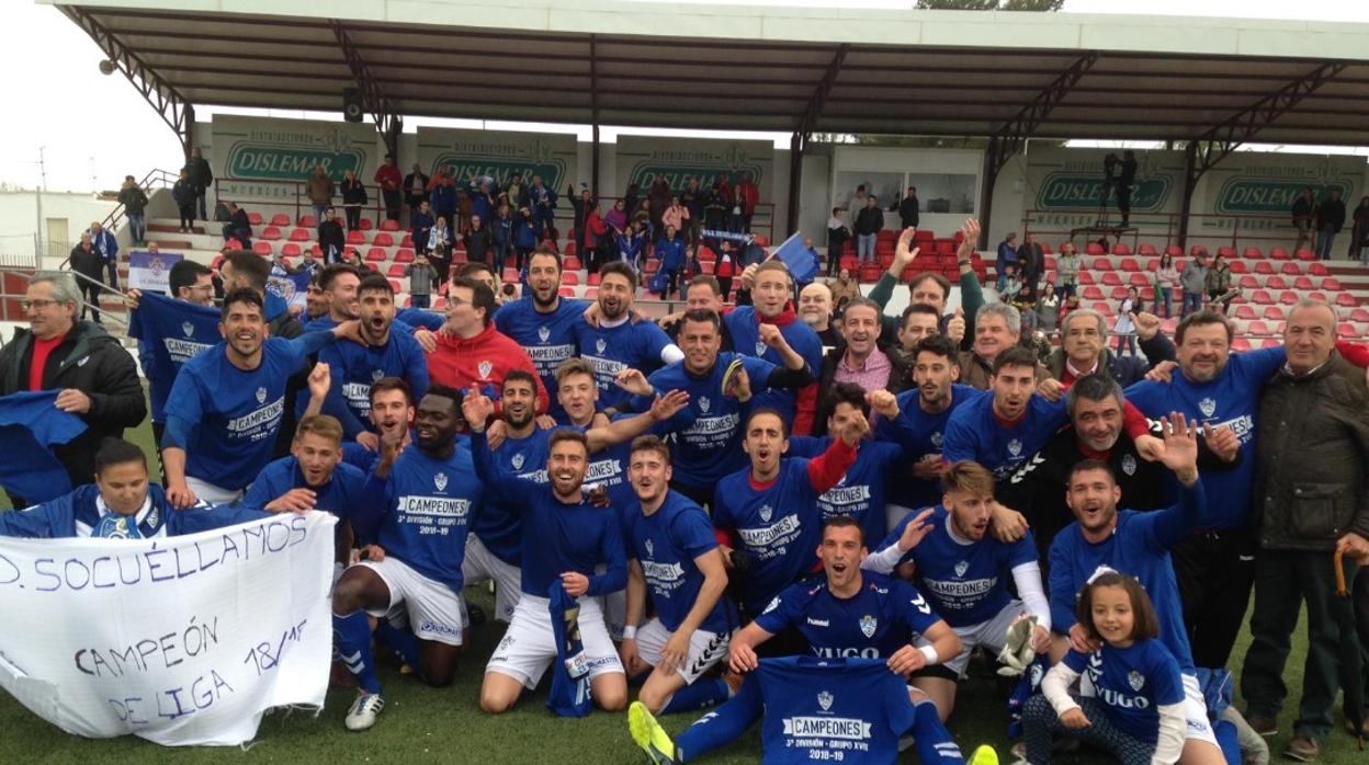 Los jugadores del Socuéllamos celebran el título el pasado Jueves Santo en Almagro