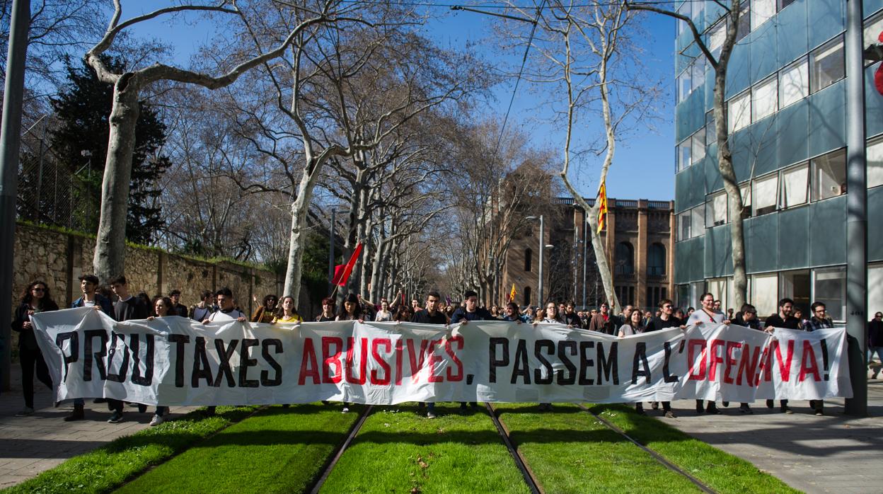 Estudiantes se manifestan contra las altas tasas universitarias en Cataluña
