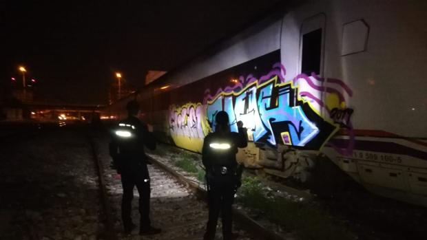 Detienen a dos jóvenes en Valencia por pintar grafitis en trenes de Renfe