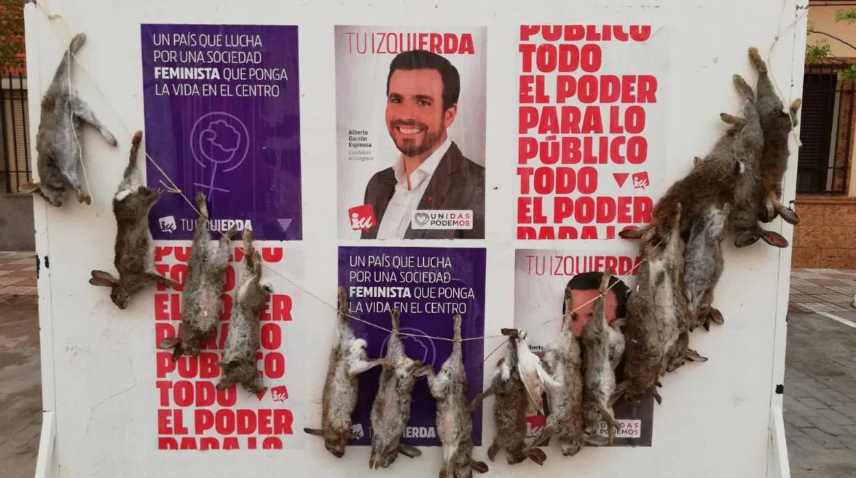 Cuelgan conejos muertos en un cartel electoral de Alberto Garzón en La Puebla de Almoradiel
