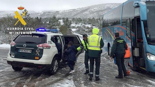 Auxilian a 41 escolares atrapados por la nieve y el hielo acumulado en un pueblo de Burgos