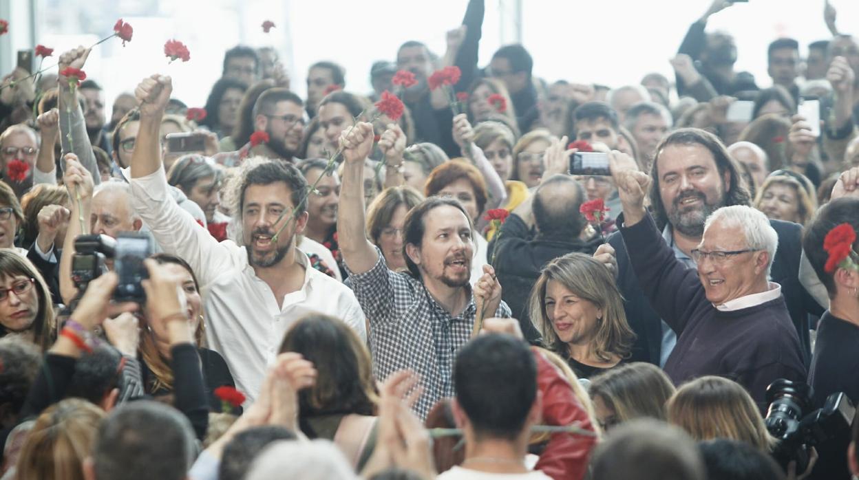 Pablo Iglesias, con Gómez Reino y Yolanda Díaz, conmemoró con claveles en Vigo el 25 de abril, fecha de la Revolución de los Claveles en Portugal