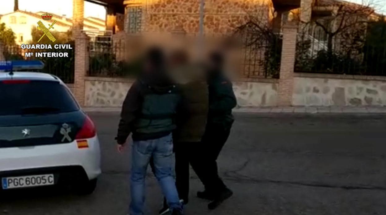 Momento en el que Guardia Civil detiene a uno de los secuestradores
