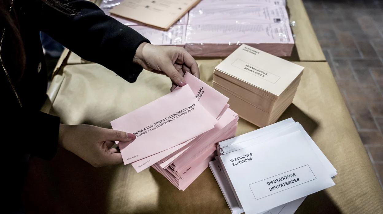 Imagen de los tres tipos de sobres que se econtrarán los electores valencianos el domingo