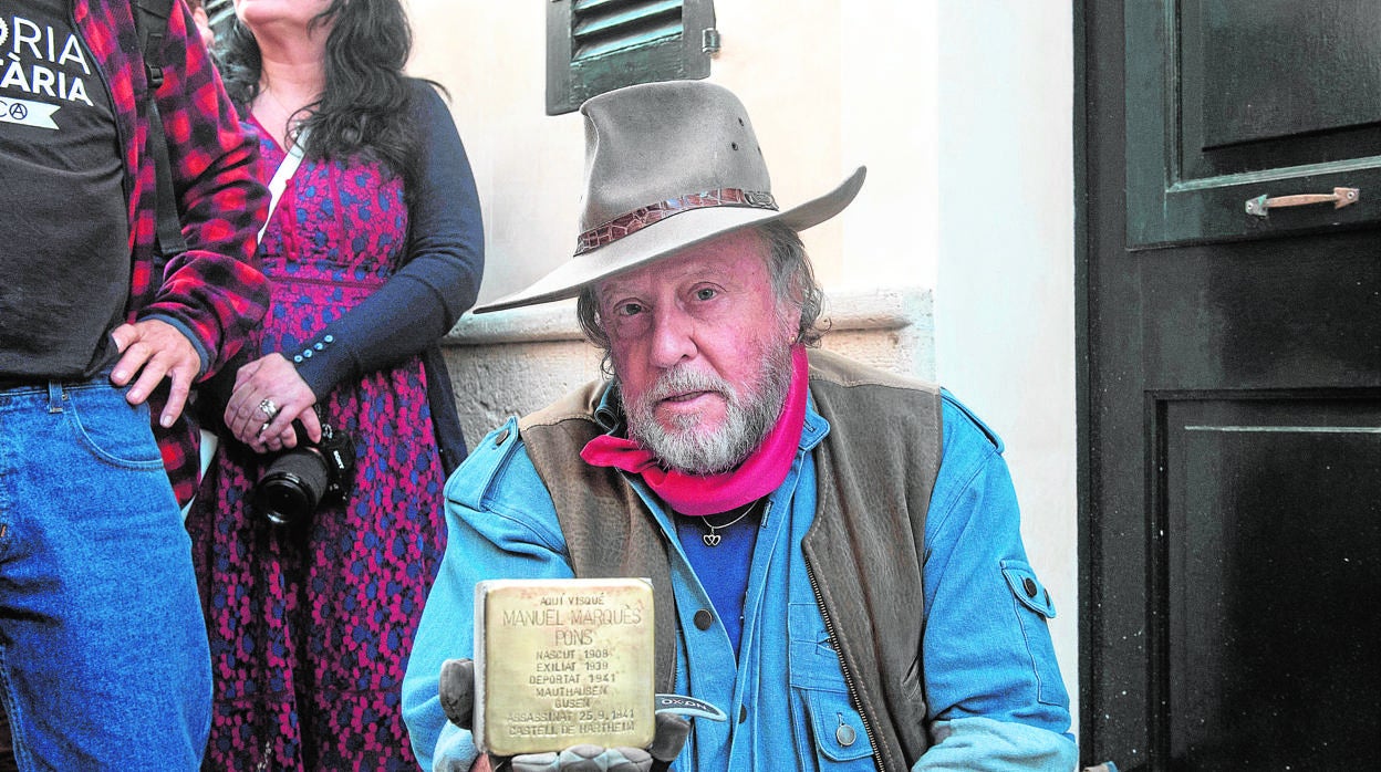 Una d elas «stolpersteine» colocadas en España, junto al artista alemán que las realiza