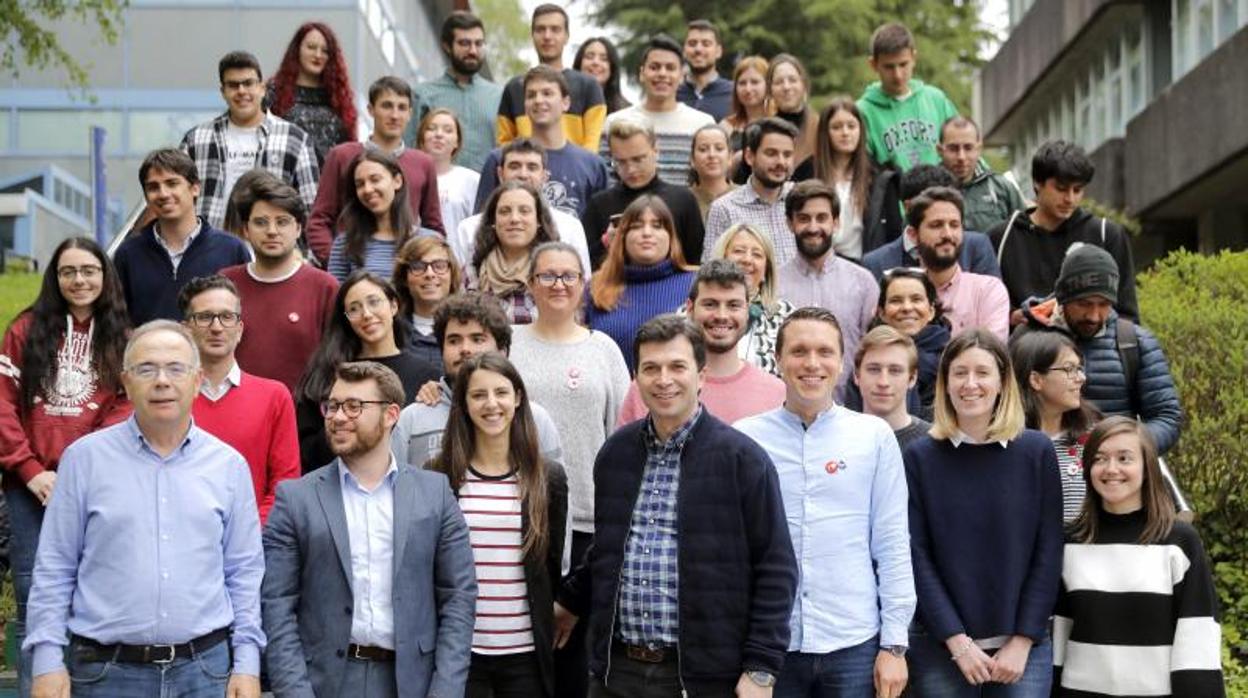 Gonzalo Caballero con los jóvenes socialistas en la comida celebrada en Santiago