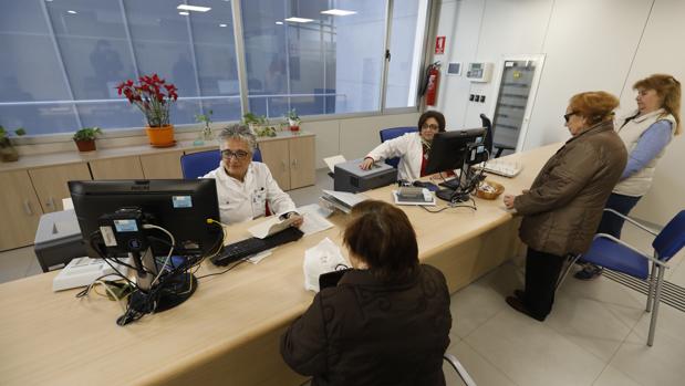 Sanidade consigna 3,5 millones para ampliar las plantillas este año