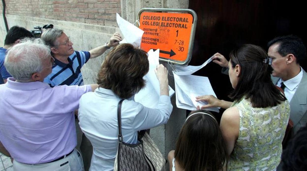 Electores comprobando dónde debían votar en un colegio electoral en Valencia