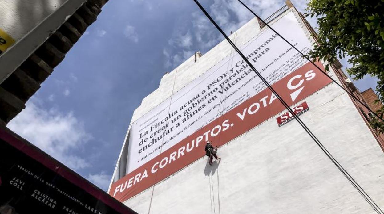 La lona gigante que tendrá que retirar Ciudadanos en Valencia