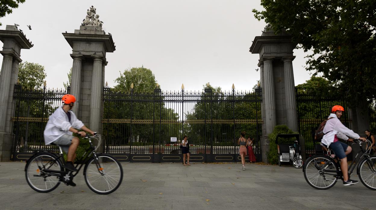 La entrada principal del Retiro, por la calle de Alcalá, cerrada por climatología adversa