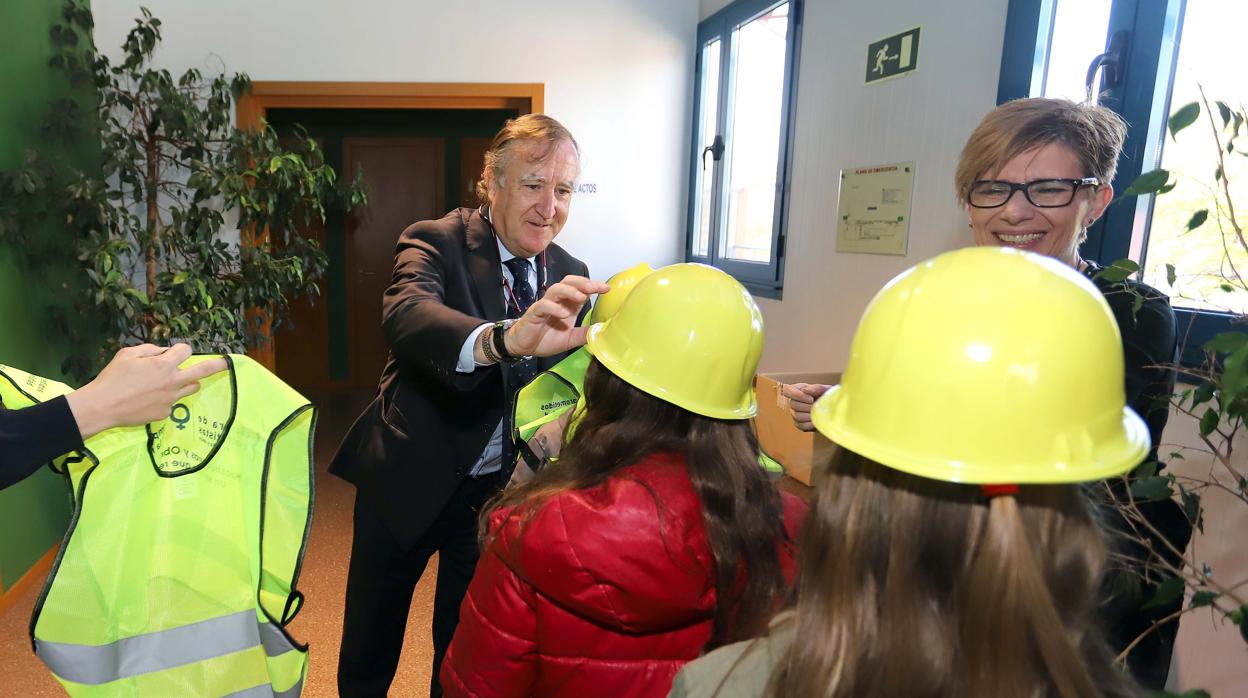 El presidente de la Cámara de Contratistas de Castilla y León, Enrique Pascual, con los escolares en la joranda «Construyendo igualdad»