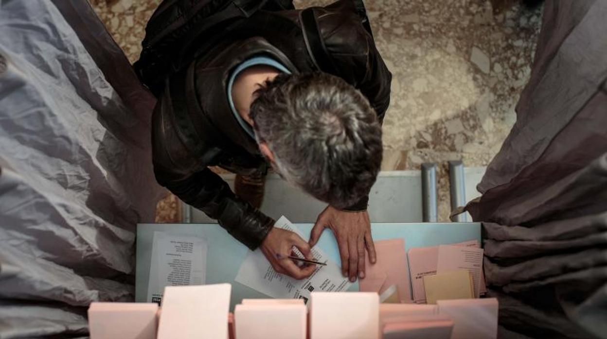 Un elector preparando su voto en un colegio de Valencia, esta domingo