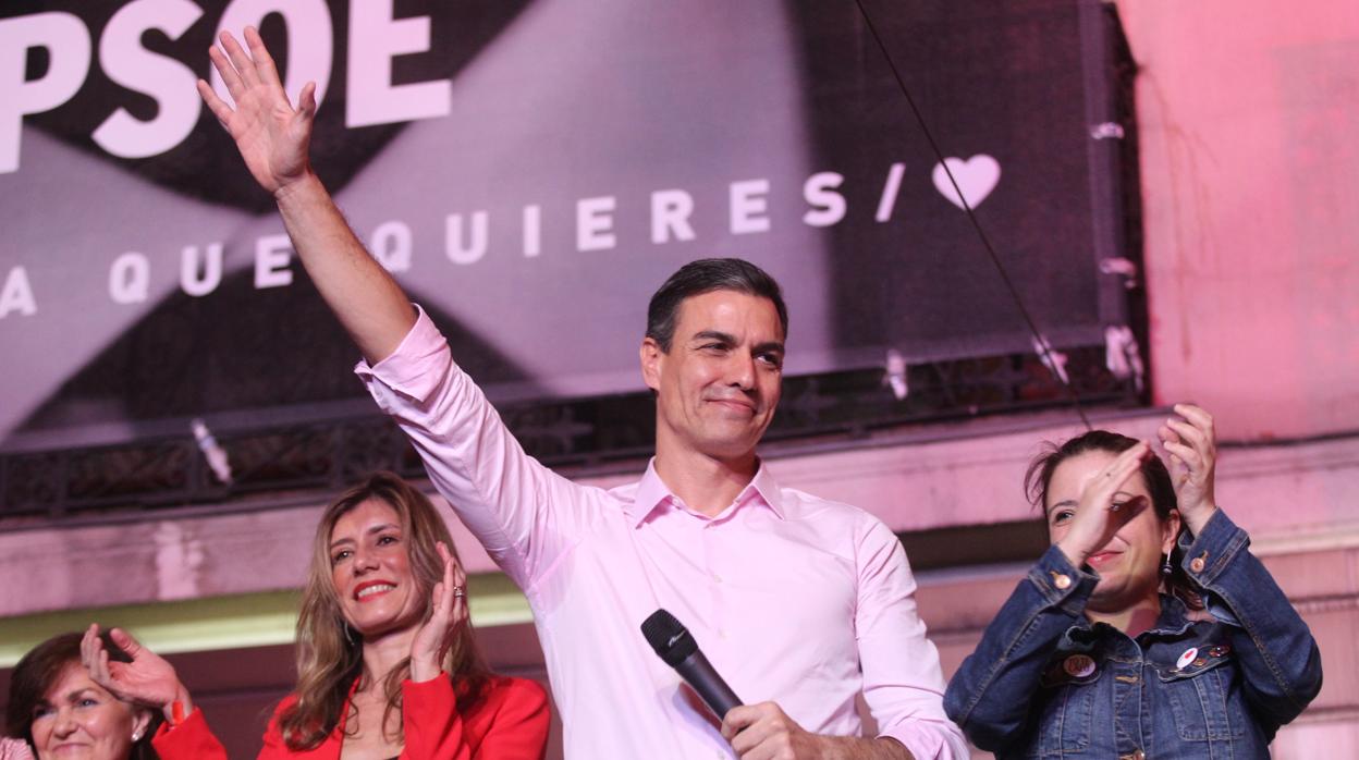 Pedro Sánchez en la celebración de los resultados electorales de ayer