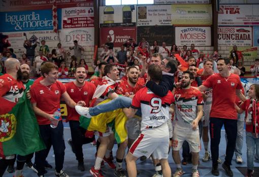 La plantilla celebra la certificación de su ascenso tras el partido en el pabellón de O Rosal (Pontevedra)