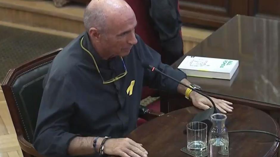 Lluis Llach declara en el Supremo con el «kit independentista»