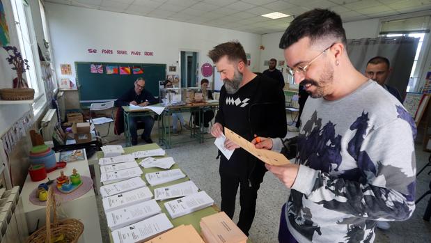 El rojo PSOE cubre urbes y costa
y relega al interior al azul del PP