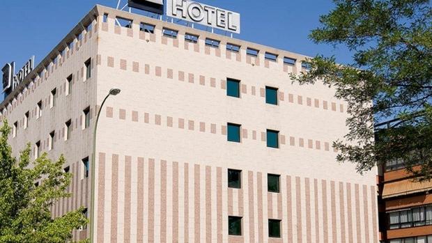 Salvan la vida a un médico fuera de sí que trató de arrojarse al vacío desde un hotel de Chamberí