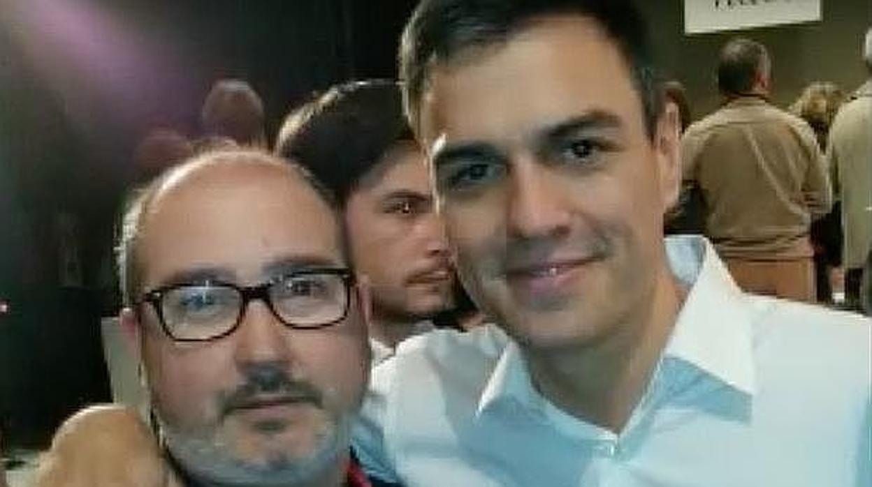 El candidato socialista de Benejúzar, Miguel López, en un acto junto a Pedro Sánchez