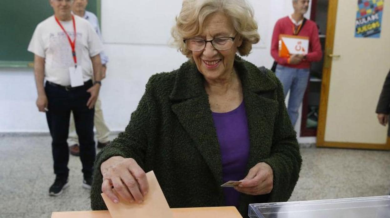La alcaldesa Manuela Carmena el domingo votando en el colegio electoral de Conde Orgaz