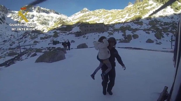 Rescatan a ocho personas atrapadas en Gredos que sufrían «ceguera de la nieve»