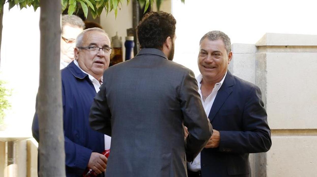 Los empresarios Ángel Fenoll y Rafael Gregory, antes de acudir a un juicio en Alicante