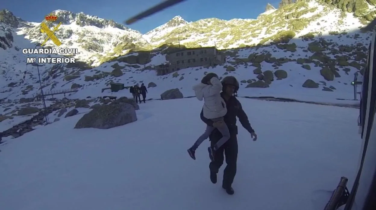 Rescatados en Gredos ocho excursionistas, entre ellos cinco menores, afectados por la «ceguera de las nieves»