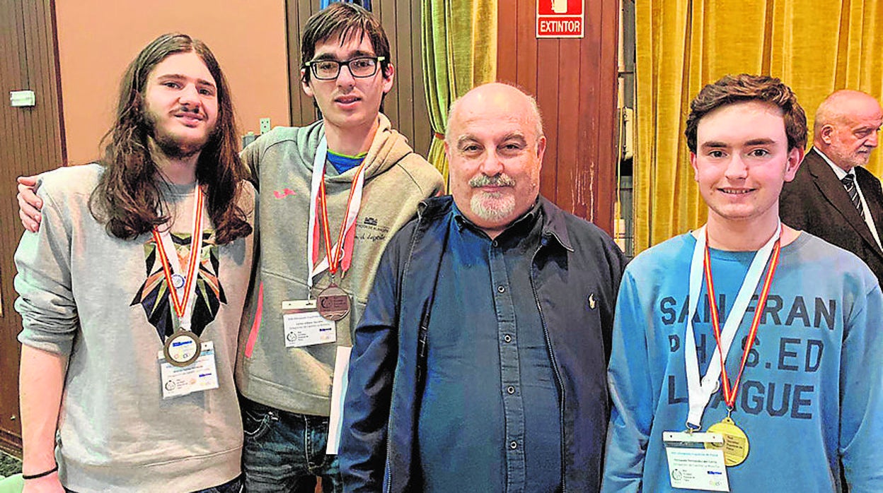 Fernando Fernández (el primero a la izquierda), con Carlos Víllora y Martín Torres, los otros dos alumnos de la región que participaron en la XXX Olimpiada Española de Física, y el profesor Enrique Arribas