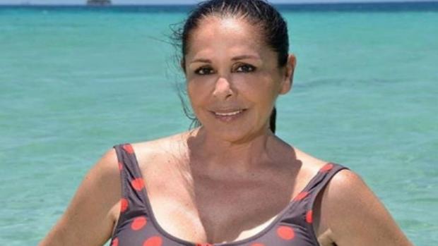 Los lunares rojos de Isabel Pantoja tras la victoria del PSOE