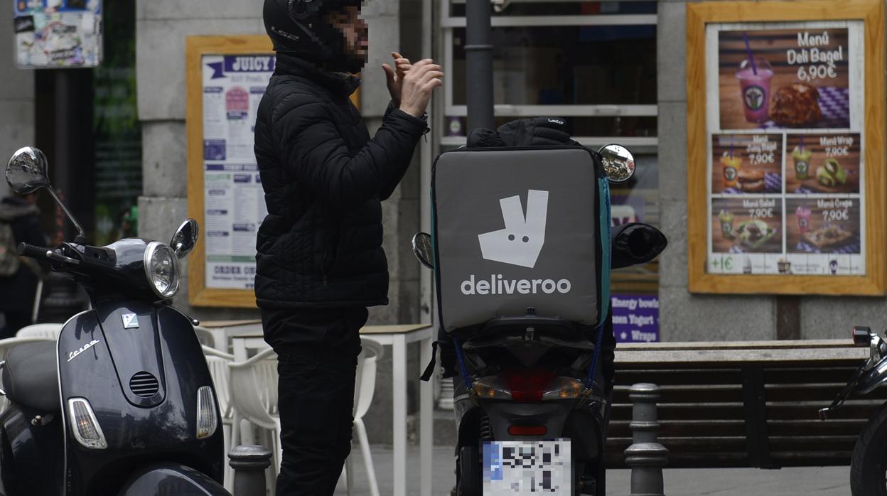 Un repartidor de comida a domicilio en Madrid