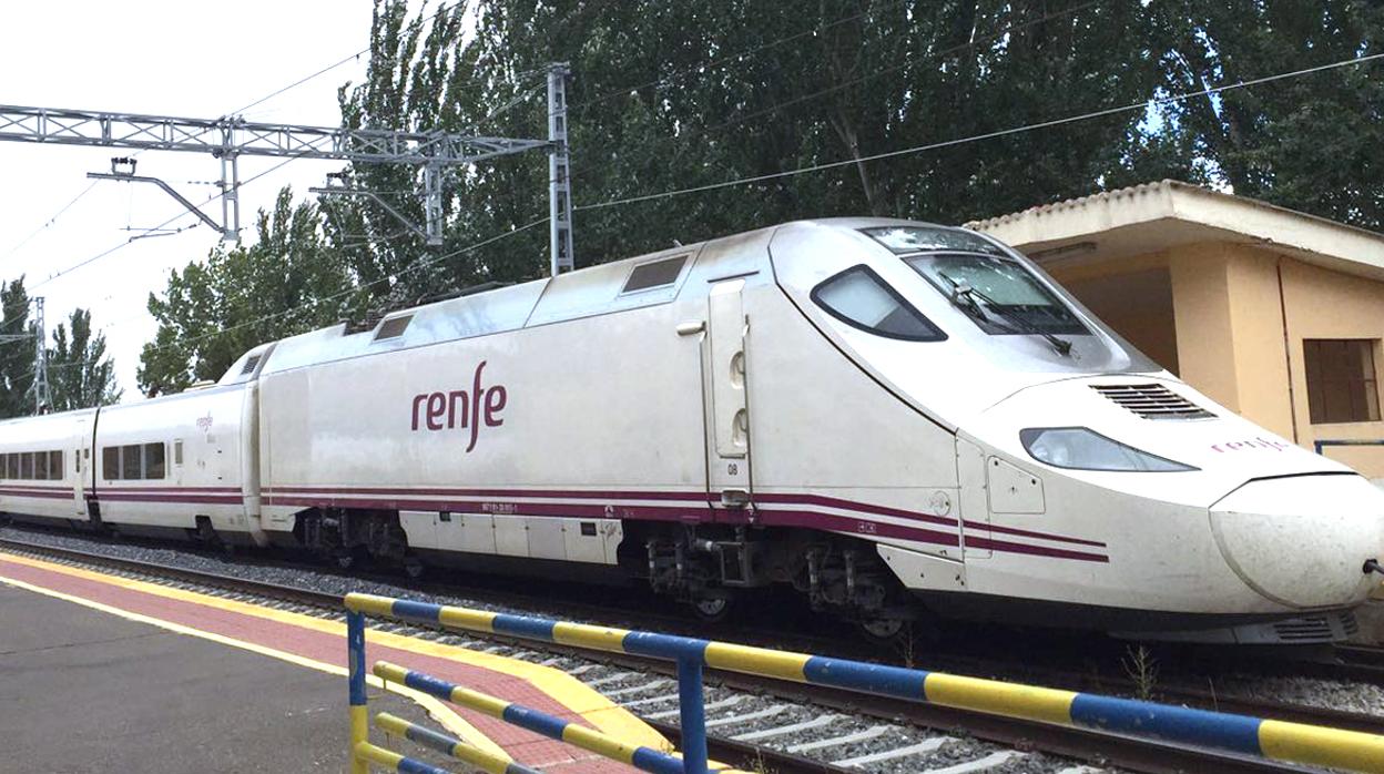 El joven fue arrollado por el tren Salamanca-Barcelona, que no para en la estación de Matapozuelos