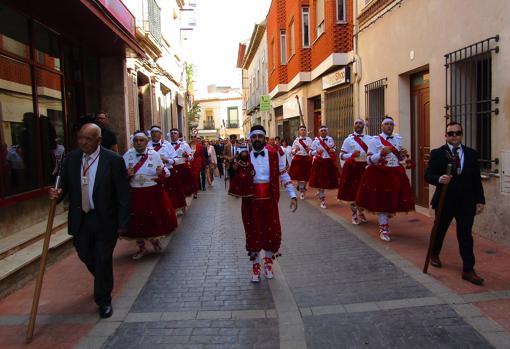 El cortejo de los danzantes recorriendo las calles de Villacañas