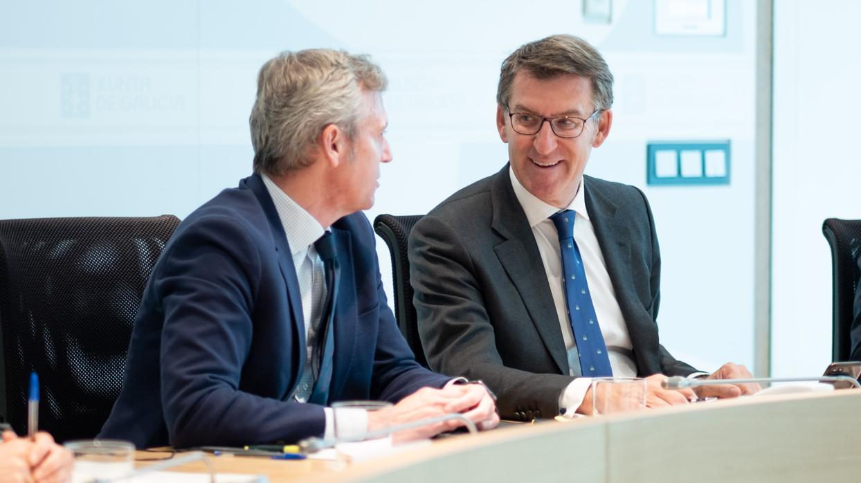 El presidente gallego, junto al vicepresidente Alfonso Rueda, durante la reunión semanal del gobierno