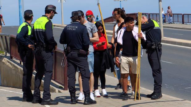 Alicante frena la otra «tradición» de las últimas romerías de la Santa Faz: el botellón cae a la mitad