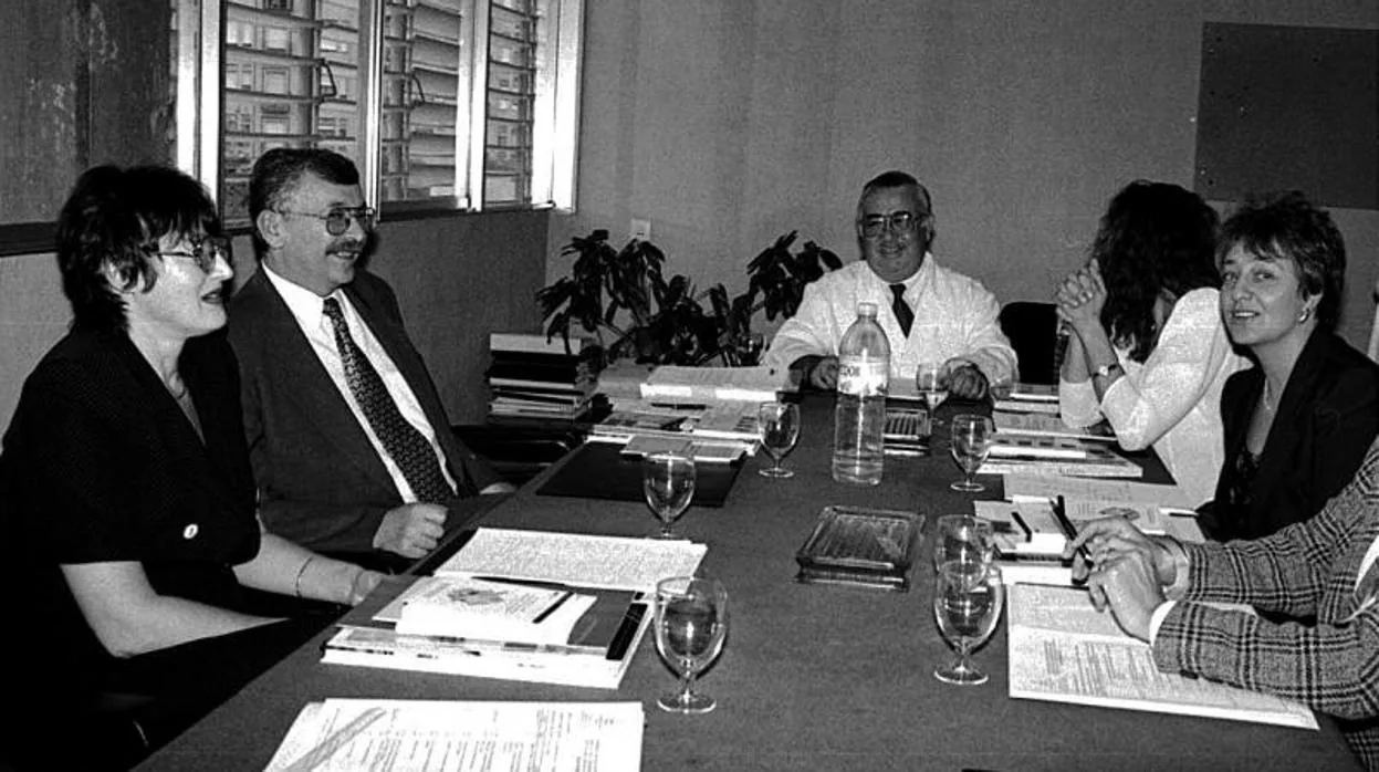Ángel Mota López en una reunión con médicos polacos de visita a Alicante, en 1997