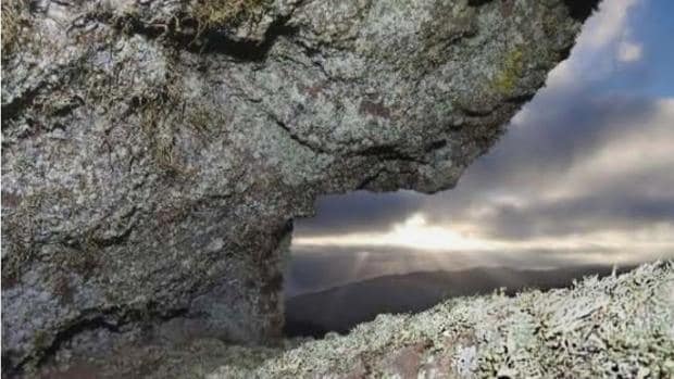 Encuentran una cruz cristiana en un yacimiento de culto guanche en Canarias