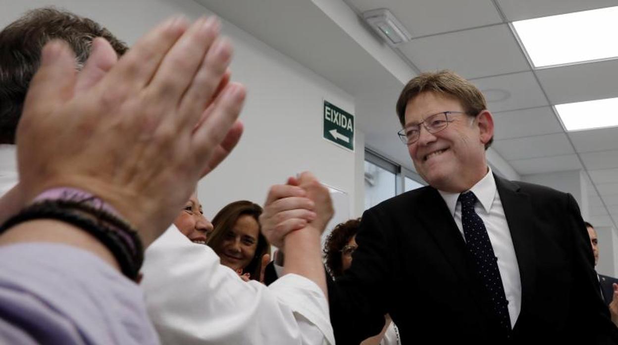 Ximo Puig saludando a compañeros suyos antes de la última reunión de la Ejecutiva del PSPV-PSOE