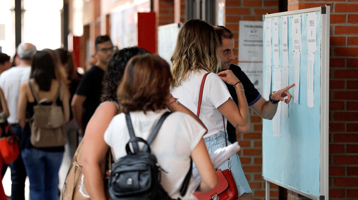 Imagen de archivo de los pasillos de la universidad antes de un examen de oposiciones a docente en la Comunidad Valenciana