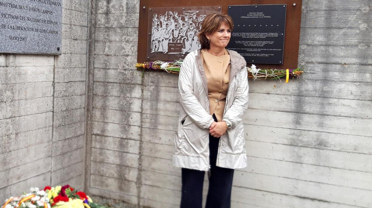 Dolores Delgado, ayer, durante su visita a un antiguo campo de concentración
