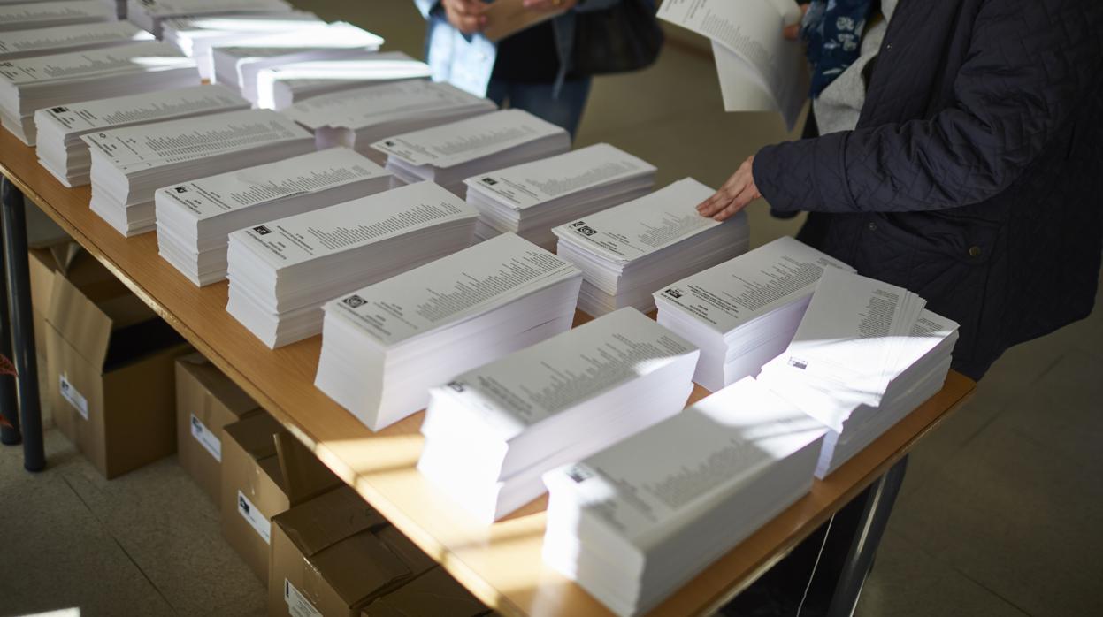 Papeletas para votar en las últimas elecciones generales, en un colegio del Pinar del Rey, en Madrid