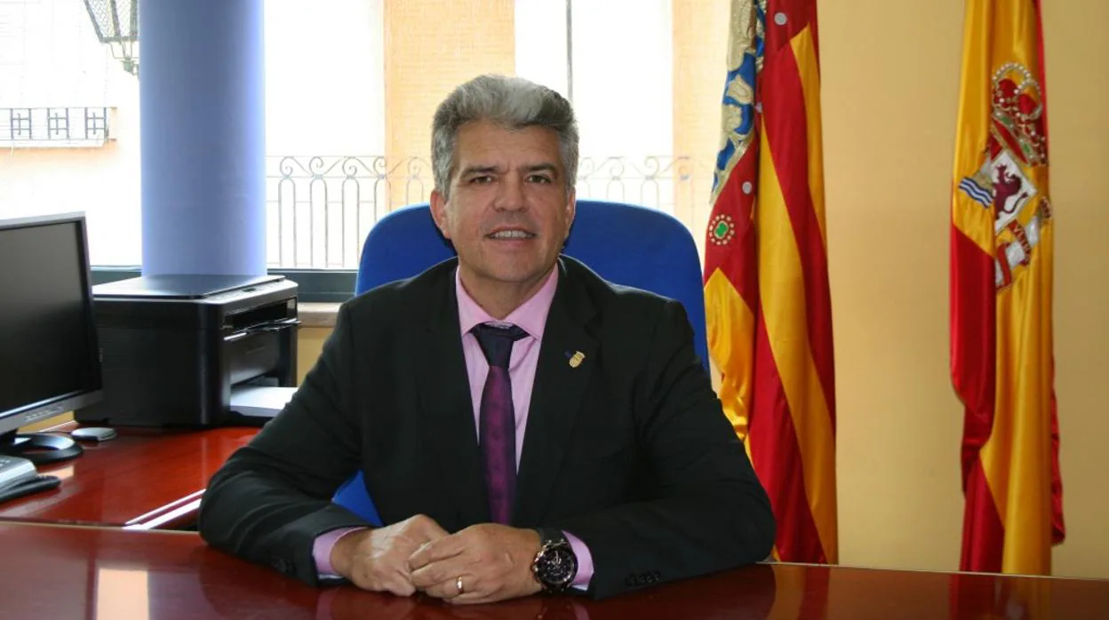 El alcalde de Llíber, José Juan Reus, en su despacho