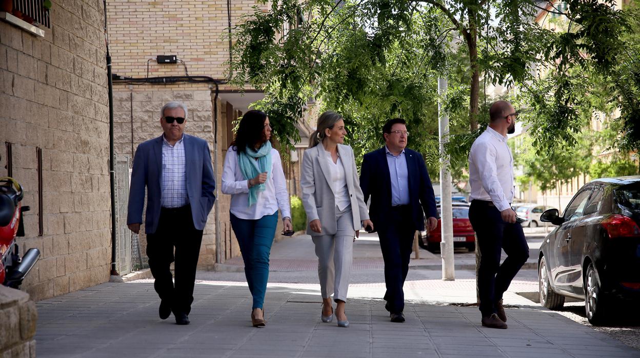 Milagros Tolón, con varios de sus concejales, paseando por la avenida de la Reconquista
