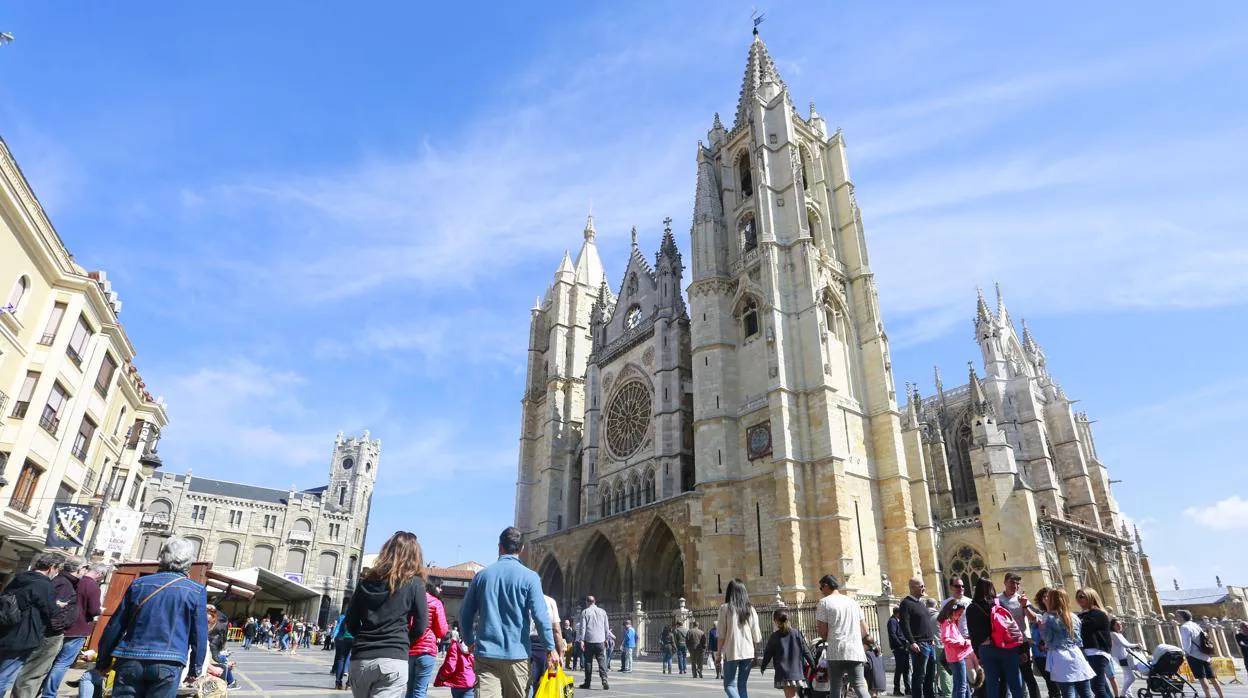 Turistas en el entorno de la Catedral de León durante la Semana Santa
