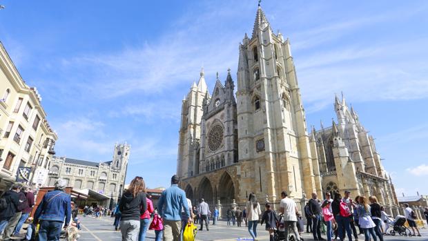 El «efecto Semana Santa» deja 3.600 parados menos en abril en Castilla y León