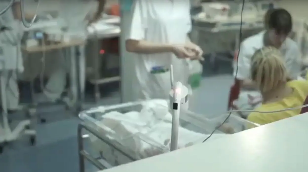 Webcam instalada en la cuna de un bebé prematuro