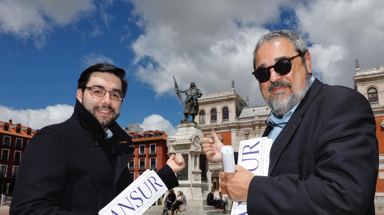 Ernesto Monsalve y Carlos Aganzo, con el libreto de mano de la cantata, frente a la estatua del Conde Ansúrez en la Plaza Mayor de Valladolid